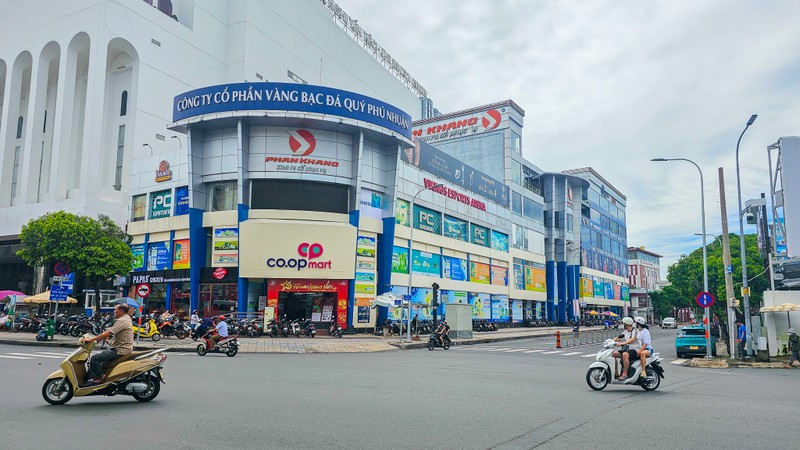 Tòa nhà tại địa chỉ số 1 Hoàng Việt do Saigontourist đang được nhiều đơn vị sử dụng. Ảnh: Đức Hoàng