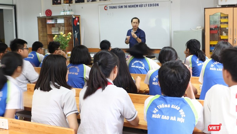 Học sinh chăm chú nghe giảng những kiến thức về vật lý trước khi bắt tay vào thực hành