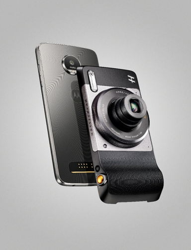 Moto Z có thể biến hóa thành camera chuyên nghiệp zoom 10x chỉ trong vài giây sau khi gắn thêm Moto Mod Hasselblad True Zoom.