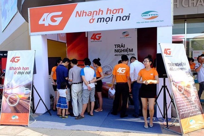 Nhiều thuê bao đã đến điểm trải nghiệm 4G của Viettel để sử dụng dịch vụ. (Nguồn: Viettel)