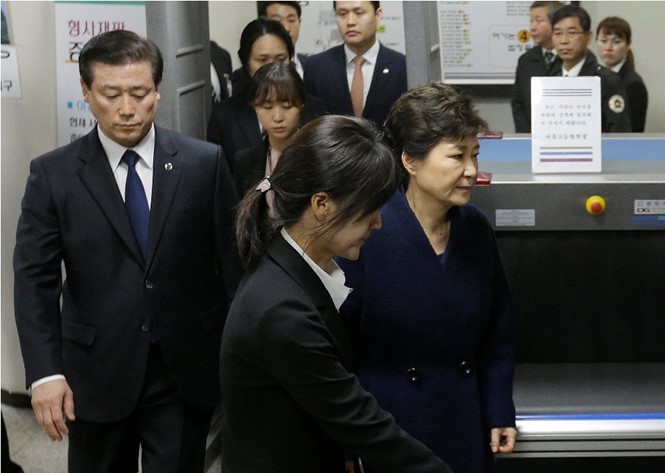 Cựu tổng thống Hàn Quốc Park Geun-hye rời khỏi Tòa án Quận Trung tâm Seoul vào tối 30.3. Ảnh  REUTERS