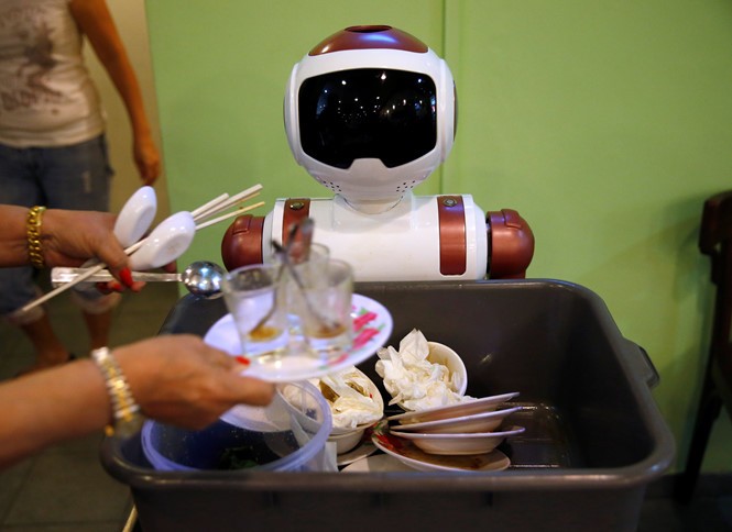 Robot thu gom ly chén tại quán cà phê Chilli Padi Nonya ở Singapore