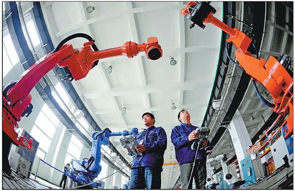 Công nhân thử robot công nghiệp tại nhà máy ở tỉnh Liêu Ninh, Trung Quốc. Ảnh: engineering.com