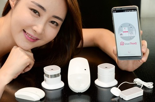 Một người mẫu đang trình diễn 5 loại cảm biến IoT mới của LG 