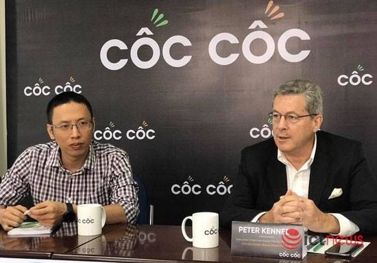 Ông Peter Kennedy, Chủ tịch Hubert Burda Media (châu Á) (bên phải) và ông Lê Văn Thanh, đồng sáng lập Cốc Cốc.