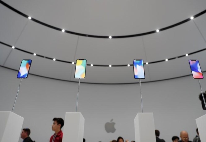 Người dùng hiện có khá nhiều giải pháp để bảo vệ iPhone X. ẢNH: REUTERS