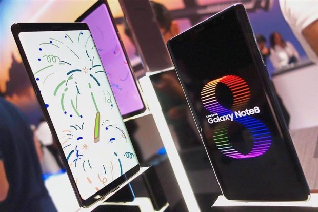 Galaxy Note 8 là một trong số các sản phẩm được bán trợ giá từ Viettel Store
ẢNH: AFP