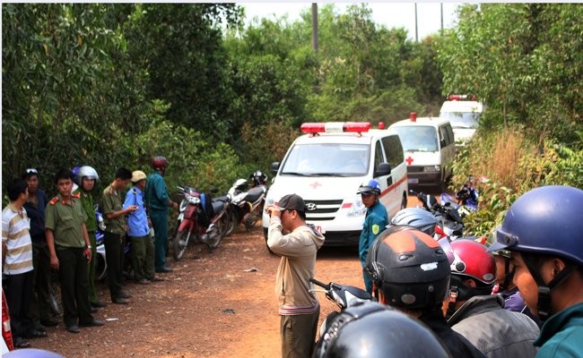 Xe cứu thương đưa thi thể 4 chiến sĩ khỏi hiện trường. Khu vực máy bay rơi là rừng cây của nông trường Phạm Văn Hai - Ảnh: Mạnh Tùng