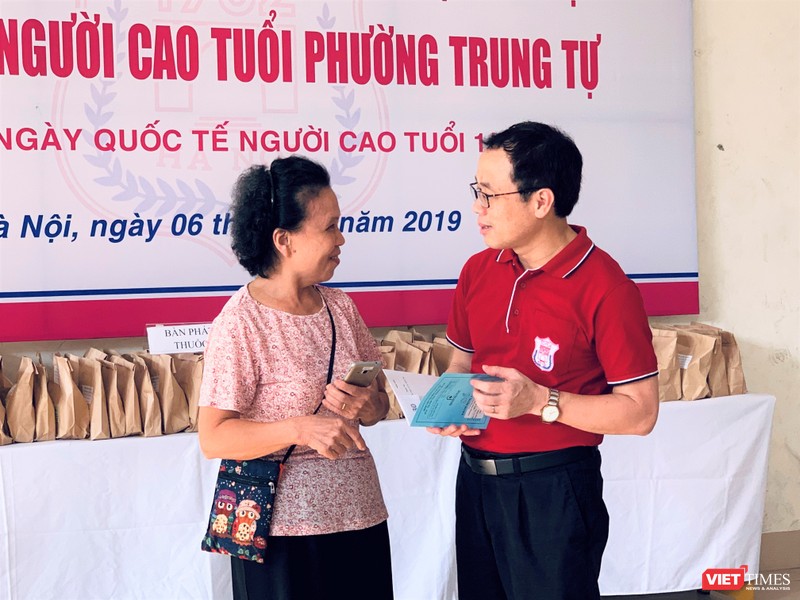 Người cao tuổi xin được GS.TS. Tạ Thành Văn – Hiệu trưởng Trường Đại học Y Hà Nội - trực tiếp tư vấn