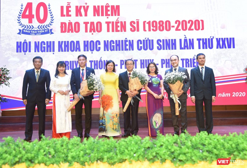 GS.TS. Tạ Thành Văn – Bí thư Đảng ủy, Chủ tịch Hội đồng Trường Đại học Y Hà Nội - chúc mừng tập thể Phòng Quản lý đào tạo Sau đại học được nhận Bằng khen của Bộ GD&ĐT. 