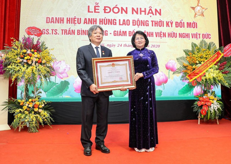  Phó Chủ tịch nước Đặng Thị Ngọc Thịnh trao tặng danh hiệu AHLĐ cho GS.TS. Trần Bình Giang - Bí thư Đảng ủy, Giám đốc BV Hữu nghị Việt Đức