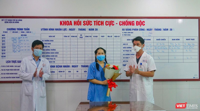 Lãnh đạo Bệnh viện Đà Nẵng tặng hoa cho nữ điều dưỡng bị phản vệ sau tiêm vắc xin COVID-19 trong buổi xuất viện.