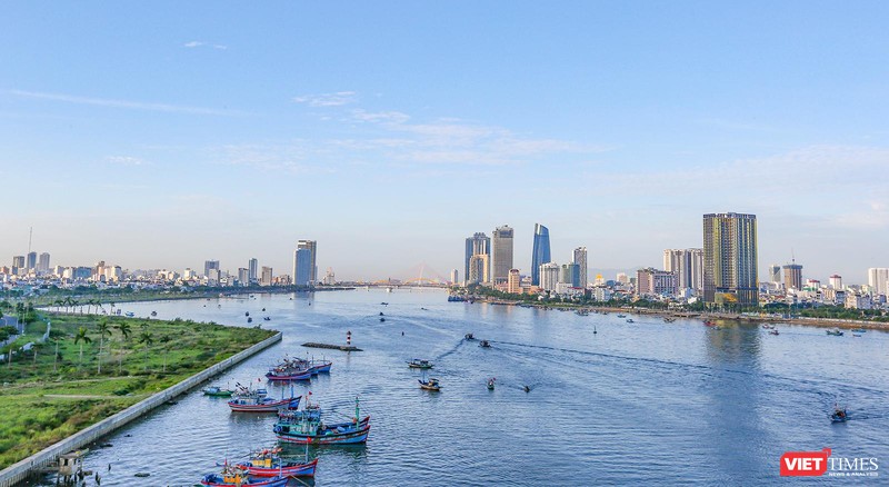 Một góc đô thị Đà Nẵng nhìn từ cửa sông Hàn