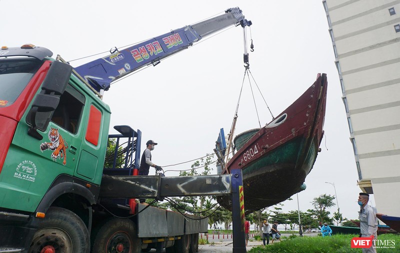 Ngư dân Đà Nẵng cẩu tàu thuyền lên bờ tránh trú bão số 5