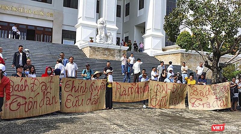 Khách hàng mua đất các dự án BĐS do Công ty Bách Đạt An căng bảng hiệu đòi đất