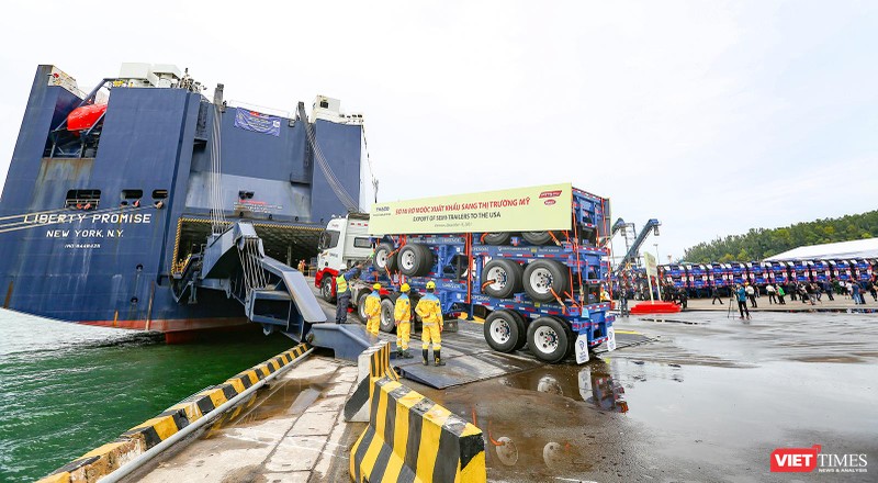 Thaco xuất lô hàng sơ mi rơ móc đi Mỹ tại Cảng Dung Quốc (Quảng Ngãi)