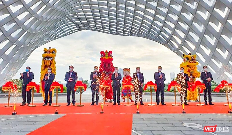Lãnh đạo TP Đà Nẵng tại lễ khánh thành Vườn tượng công viên APEC mở rộng