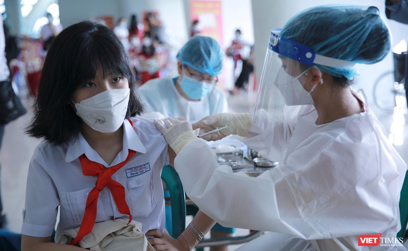 Lực lượng y tế tiêm vaccine cho đối tượng học sinh