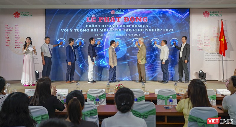Đại diện Ban tổ chức, các chuyên gia bấm nút phát động Cuộc thi Sinh viên khởi nghiệp đổi mới sáng tạo ĐH Đông Á lần 2 năm 2023.