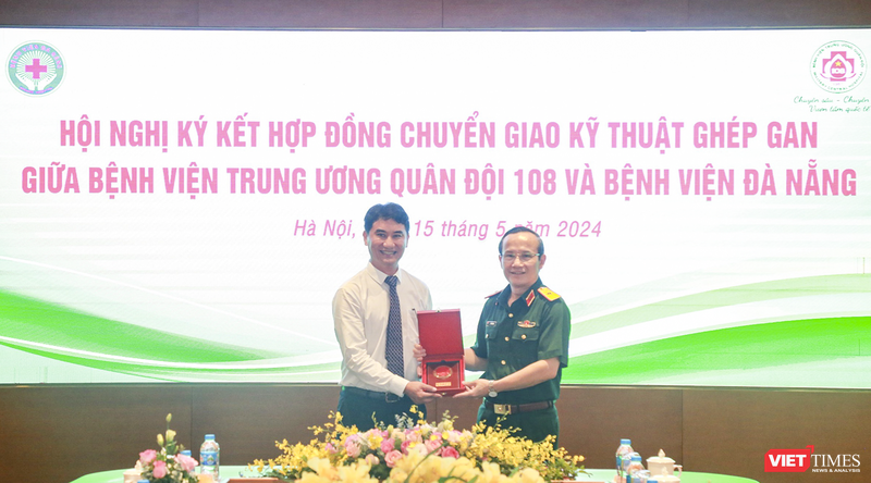 TS.BS Lê Đức Nhân (bìa trái), Giám đốc Bệnh viện Đà Nẵng và Thiếu tướng GS.TS Lê Hữu Song, Giám đốc Bệnh viện TƯ Quân đội 108 tại buổi ký kết. 