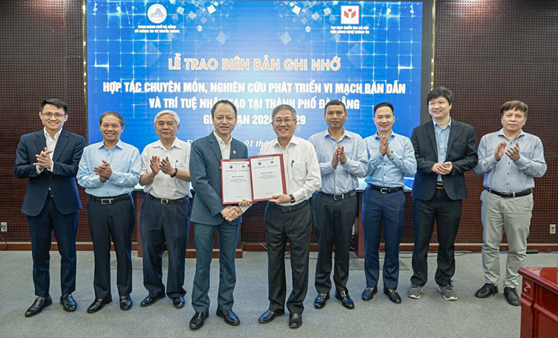 Sở TT&TT TP Đà Nẵng và Viện CNTT - Đại học Quốc gia Hà Nội trao Biên bản ghi nhớ hợp tác chuyên môn, nghiên cứu phát triển vi mạch bán dẫn và trí tuệ nhân tạo tại TP Đà Nẵng.