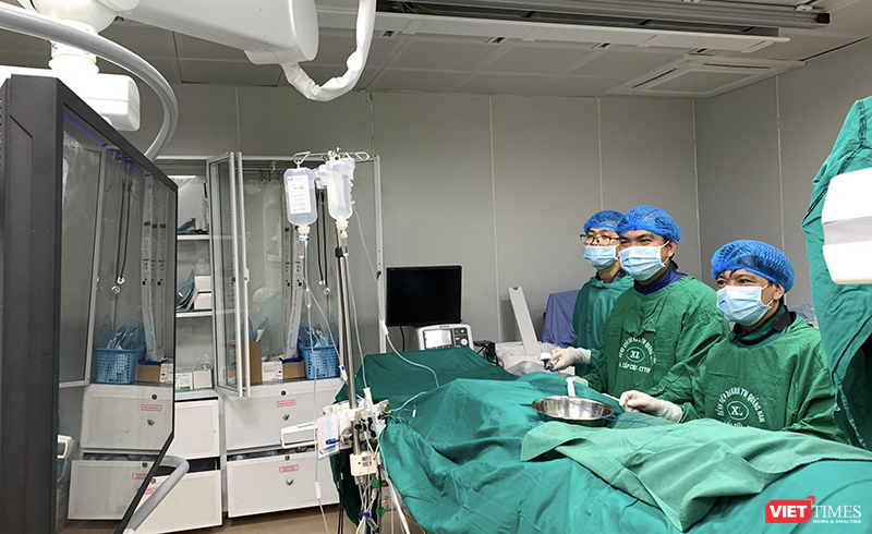 Ê kíp bác sĩ Bệnh viện Đa khoa Trung ương Quảng Nam đang điều trị cho bệnh nhân