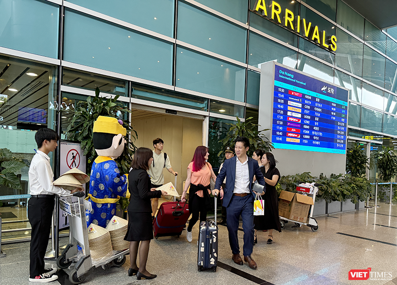 Những du khách đầu tiên từ Hồng Kông đến Đà Nẵng trên chuyến bay do Hong Kong Airlines khai thác