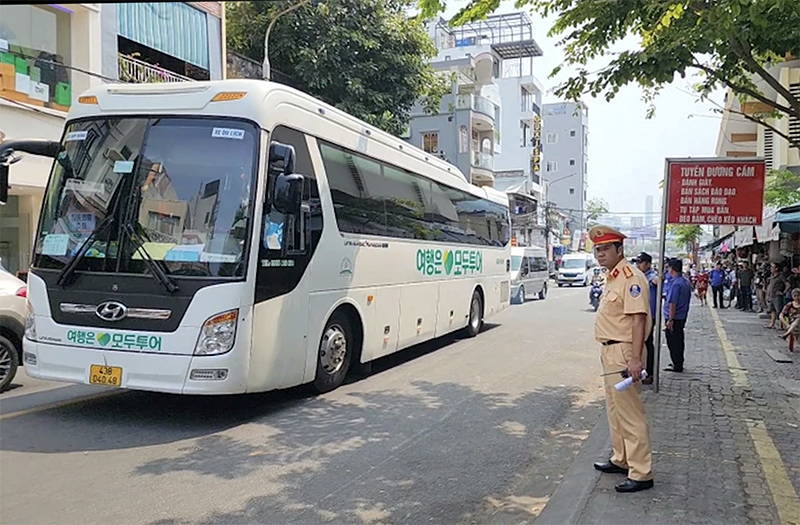 Lực lượng cảnh sát giao thông điều phối phương tiện trên tuyến đường xung quanh chợ Hàn chờ(Ảnh MT).