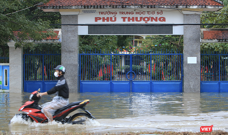 Mưa lớn khiến nhiều trường học bị ngập lụt, ngành giáo dục tỉnh Thừa Thiên Huế tiếp tục cho học sinh nghỉ học