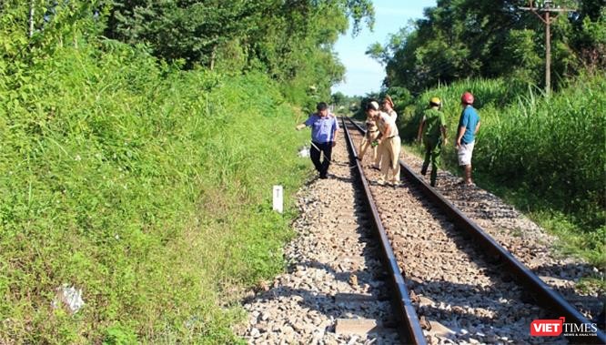 Công an huyện Vạn Ninh đang tiến hành khám nghiệm hiện trường và truy bắt đối tượng.