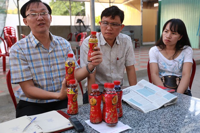 Ông Nguyễn Tiến Sâm (bìa trái) làm việc tại quán Hữu Nghị về việc sáu chai Dr Thanh kém chất lượng