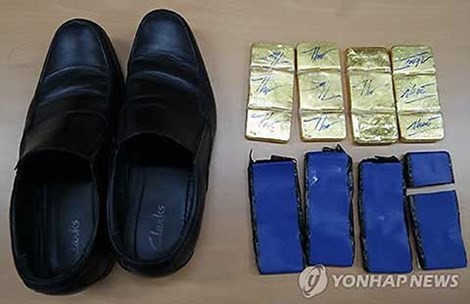 Số vàng giấu trong giày cơ trưởng. Ảnh: Yonhap news