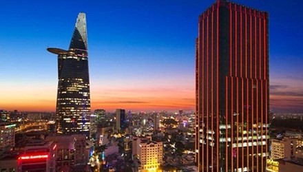 Times Square nằm ngay sát tòa nhà Bitexco Finance. Chiều cao của Times Square lên tới gần 165m và là tòa nhà thứ 2 của TPHCM có sân đậu trực thăng trên sân thượng . Ảnh: vietnamnet.