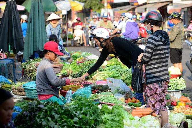 Giá điện, xăng tăng gần như cùng một thời điểm khiến dấy lên lo ngại hàng hóa sẽ "té nước" theo giá xăng, dầu