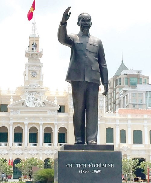 Tượng đài Chủ tịch Hồ Chí Minh trước UBND TP.HCM vừa được khánh thành nhân ngày sinh nhật Bác (19.5.2015), cao 7,2m, được thực hiện với kinh phí 7 tỉ đồng  - Ảnh: Lê Công Sơn