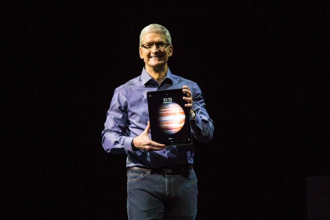 CEO Tim Cook giới thiệu iPad Pro tại sự kiện ngày 9-9 - Ảnh: CNET