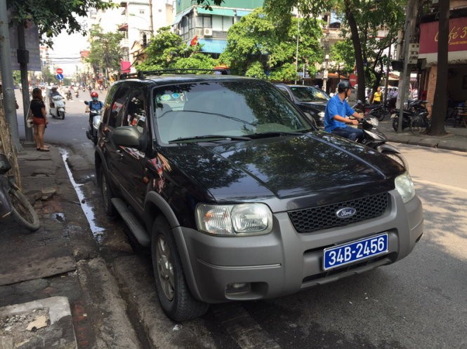 Chiếc xe biển xanh được đưa về chốt CSGT - Ảnh: M.Quang