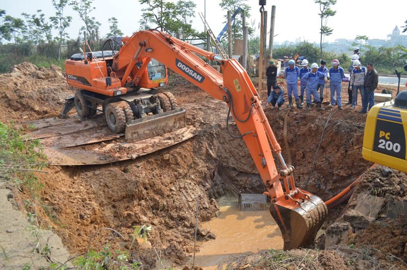 Hiện trường đường ống cấp nước sông Đà ở một lần vỡ trước đây - Ảnh tư liệu