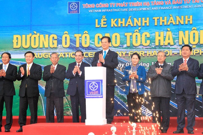 Thủ tướng Nguyễn Tấn Dũng cùng quan khách phát lệnh thông xe toàn tuyến cao tốc Hà Nội - Hải Phòng - Ảnh: T.Phùng