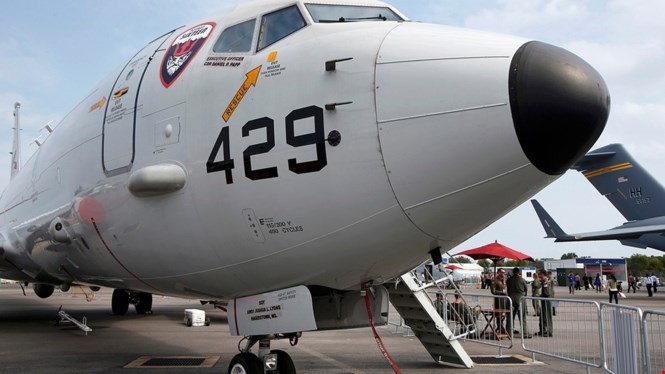 Một máy bay trinh sát săn ngầm P-8 Poseidon của Hải quân Mỹ tại Triển lãm hàng không Singapore ngày 11.2.2014. Mỹ và Singapore ngày 8.12.2015 đã ký Hiệp định hợp tác quốc phòng song phương, trong đó có việc bố trí máy bay P-8 Poseidon để bay trinh sát Biể