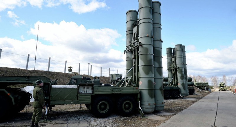 Hệ thống tên lửa pòng không S-400 của Nga