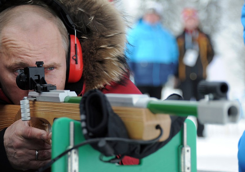 Trong chuyến thăm giải vô địch trượt tuyết và biathlon dành cho người khuyết tật, Tổng thống Vladimir Putin bắn thử súng trường dành cho vận động viên khiếm thị (tháng 3/2012) 