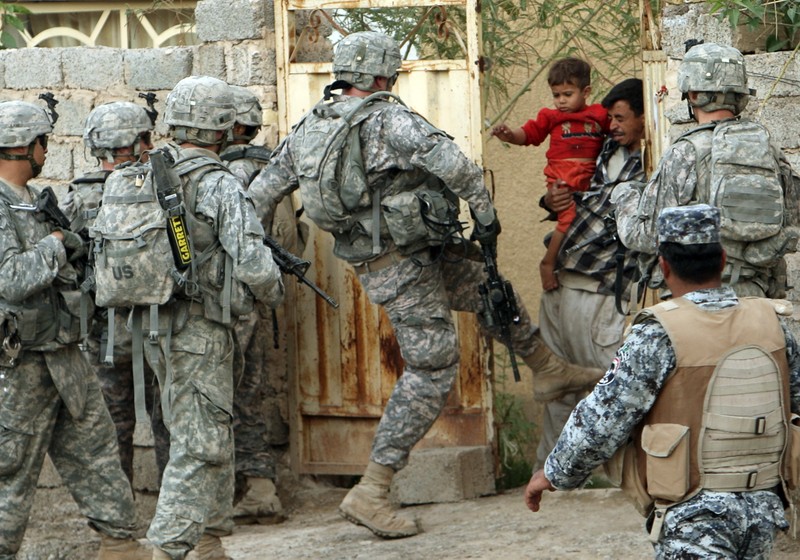 Lính Mỹ trong một cuộc bố ráp ở chiến trường Trung Đông