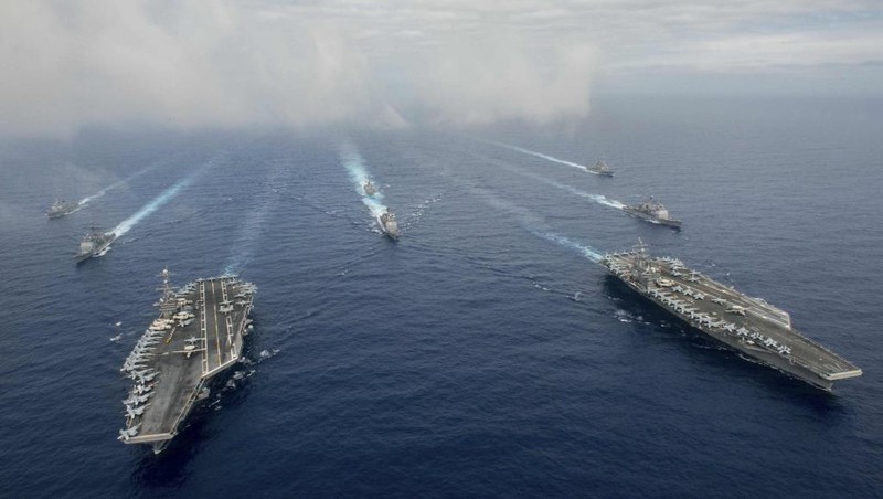 Hai tàu sân bay Mỹ John C. Stennis (CVN 74) và Ronald Reagan (CVN 76) tại Biển Đông ngày 18/6