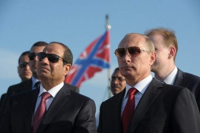 Tổng thống Putin đón người đồng cấp Ai Cập Abdel Fattah el-Sisi đi thăm Hạm đội Biển Đen của Nga ở Sochi tháng 8/2014. (Ảnh: AFP)