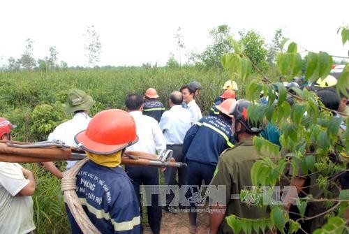 Lực lượng cứu hộ được triển khai làm nhiệm vụ tại hiện trường. Ảnh: Mạnh Linh - TTXVN.