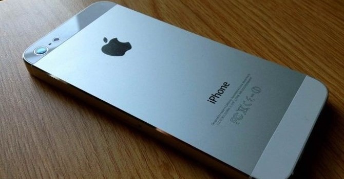 iPhone "rởm" có mẫu mã không khác gì máy chính hãng nhưng chất lượng lại rất kém (ảnh: Zing)