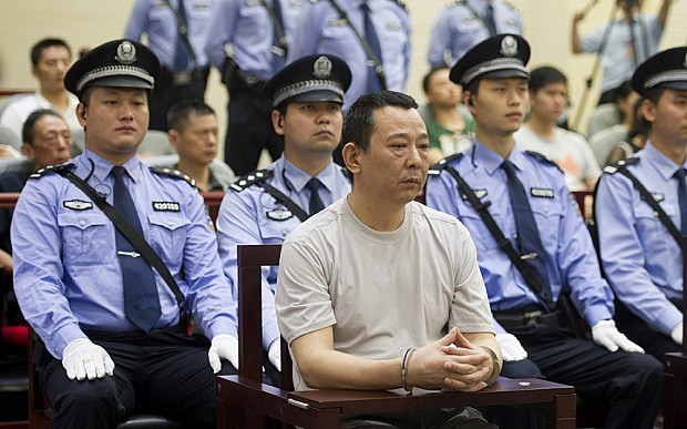 Lưu Hán thẫn thờ khi nghe quyết định của tòa án.