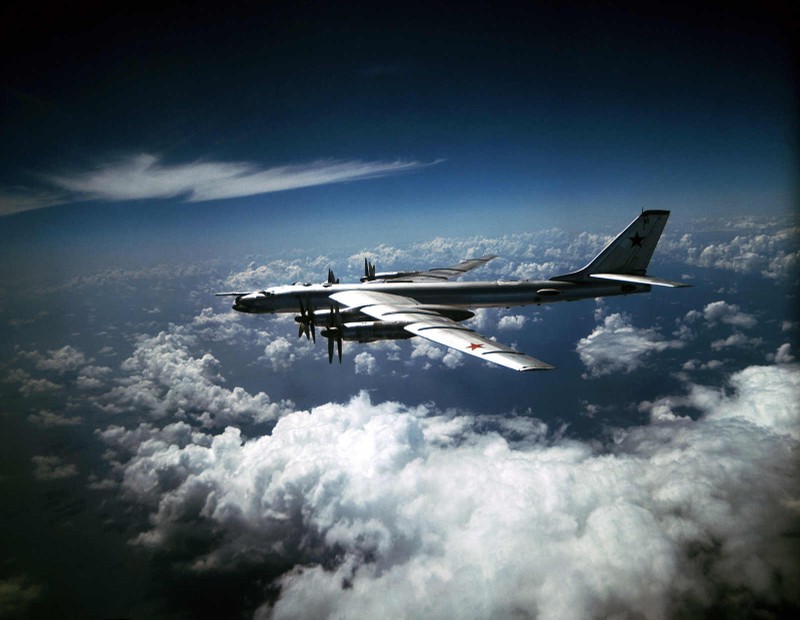 Máy bay ném bom chiến lược Tu-95 mang tên lửa