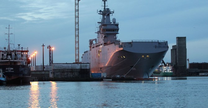 Tàu sân bay trực thăng Mistral. Ảnh AP Photo/ Laetitia Notarianni